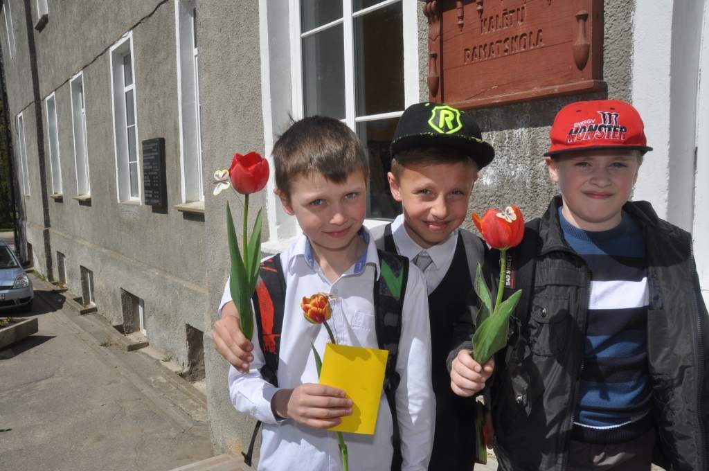 FOTO: Kalētu pamatskolas bērni sveic savas māmiņas