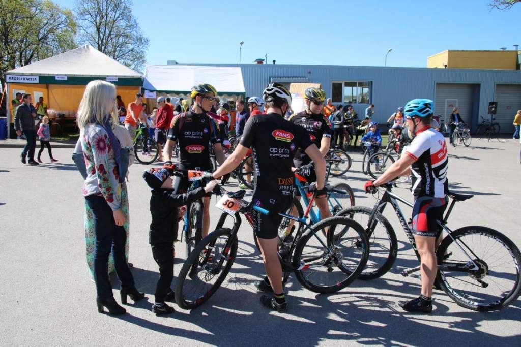 FOTO: Velomaratonā Priekulē valda ģimeniska gaisotne 