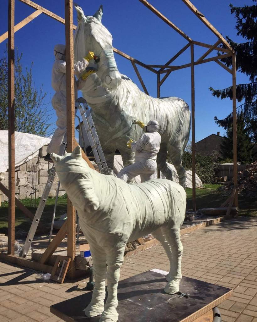 Liepājā veido lielformāta spoka zirga skulptūru