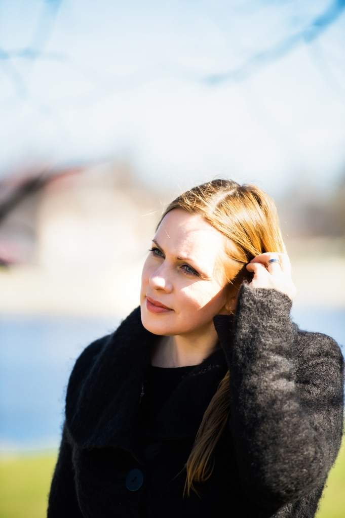 Liepājas teātra aktrise Sigita Jevgļevska no māla veido traukus