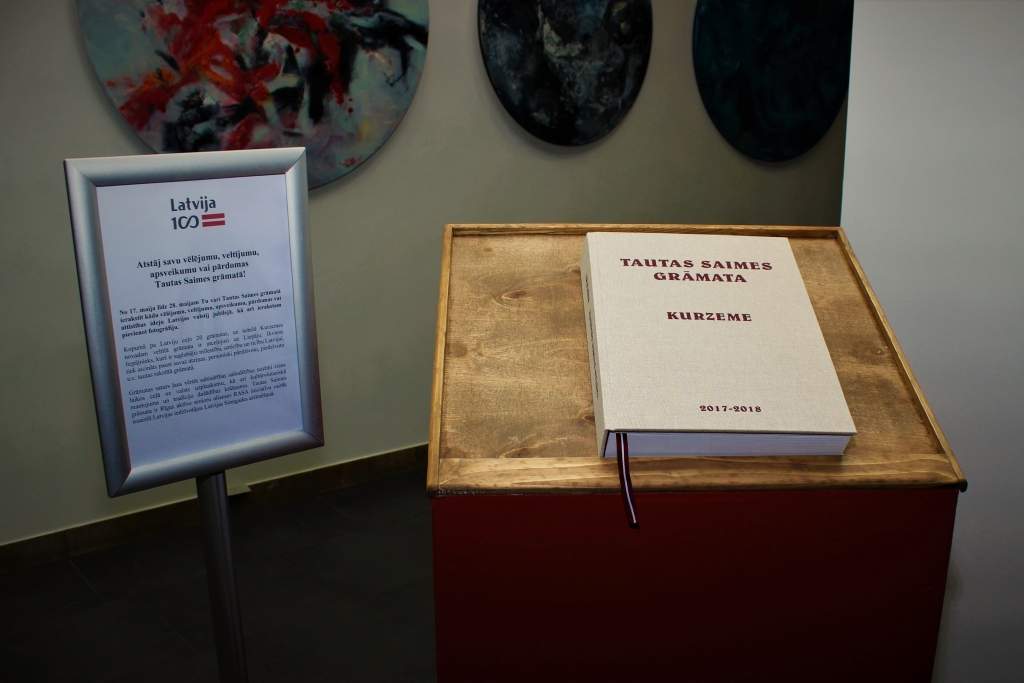 Liepājnieki var parakstīties Tautas Saimes grāmatā