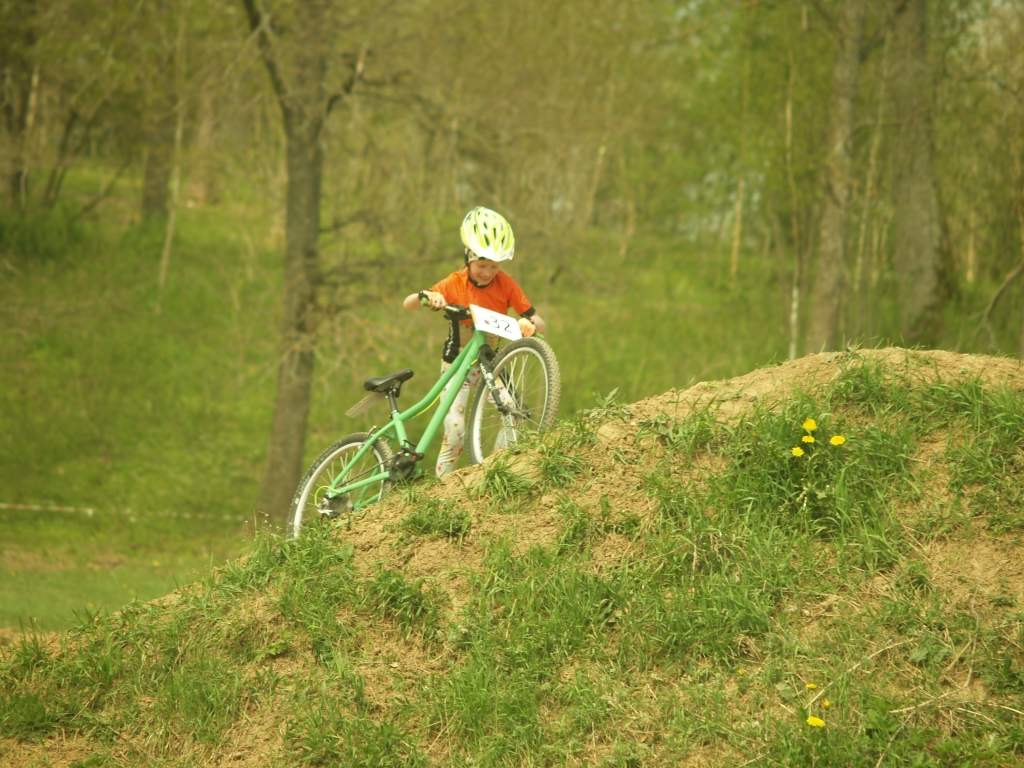 FOTO: Misiņkalnā kuplā skaitā pieveic pirmo velokrosu "Aizpute 2017"
