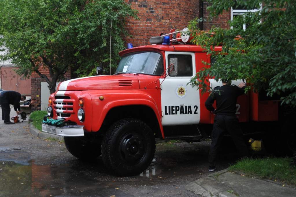 Liepājā no degošas ēkas evakuēti 18 cilvēki