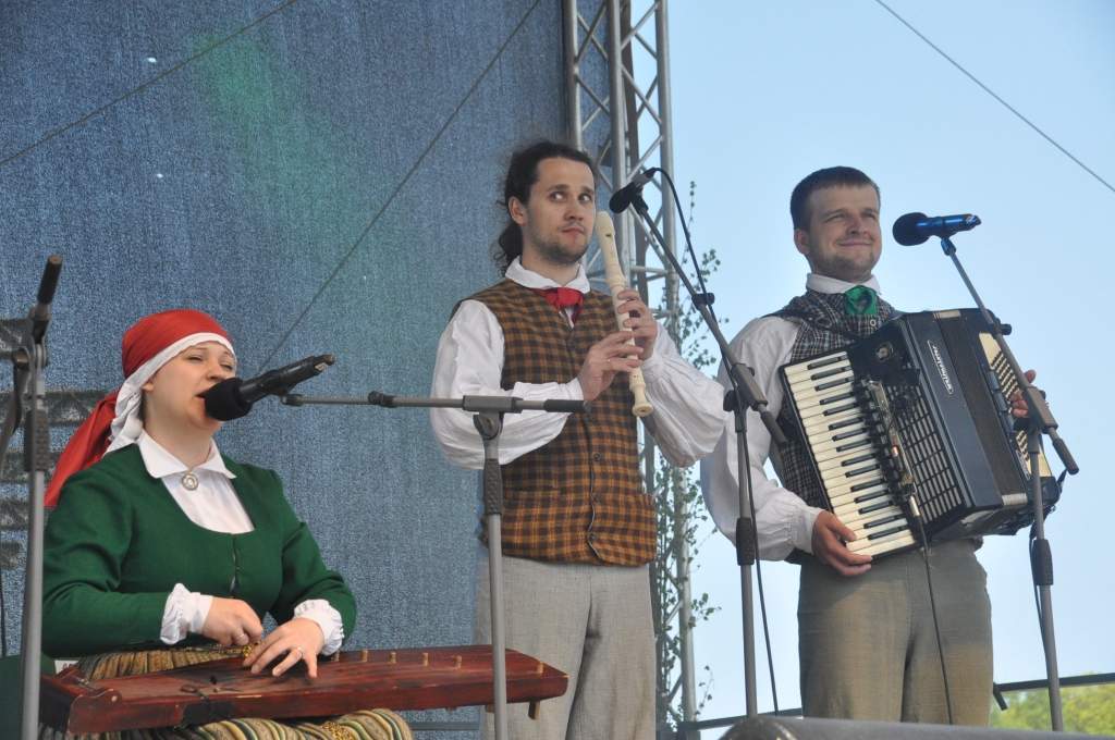 FOTO: ''Līvas tirgus'' pulcē vairāk kā 200 tirgotāju un tūkstošiem apmeklētāju