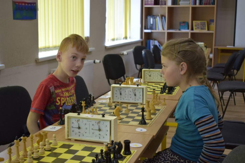 FOTO: Grobiņnieki ar rucavniekiem spēkojas sadraudzības šaha turnīrā