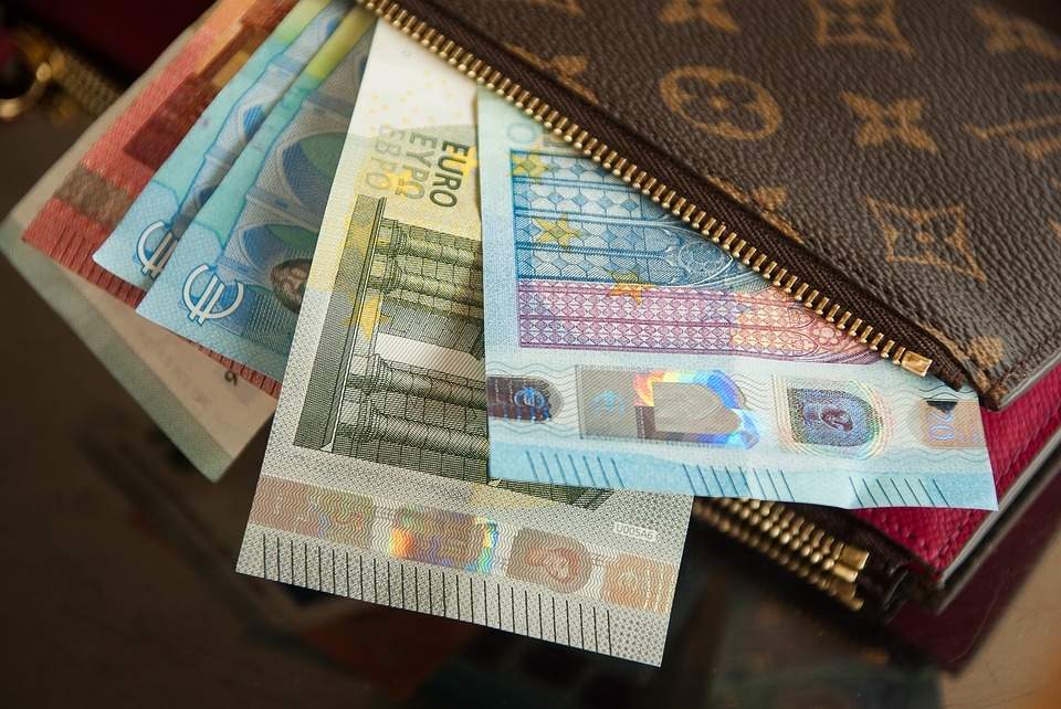 Vīrietis atgūst bankomātā aizmirsto naudu