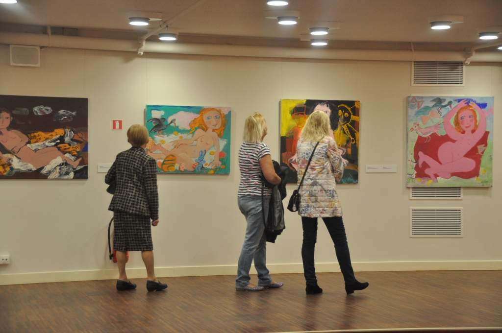 FOTO: Liepājā atklāj Džemmas Skulmes personālizstādi ''Krāsas garša'' 