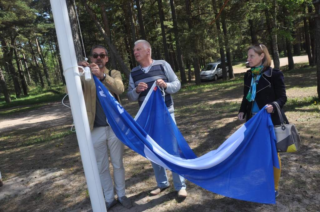 FOTO: Liepājā pacelti četri Zilie karogi