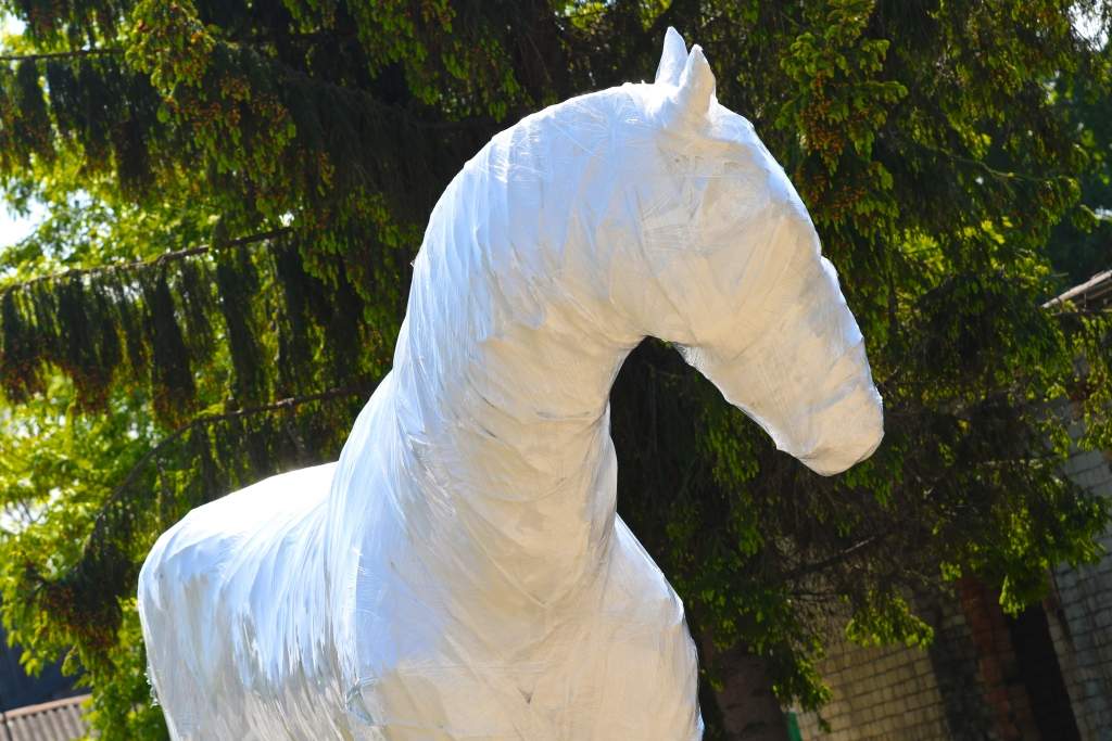 FOTO: Liepājā darinātais spoku zirgs aizceļojis uz Daugavpili