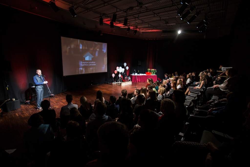 FOTO: Sveic Liepājas teicamniekus un valsts olimpiāžu uzvarētājus