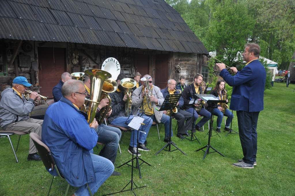 FOTO: Seniori lustējas zaļumballē "Ģildēnos"