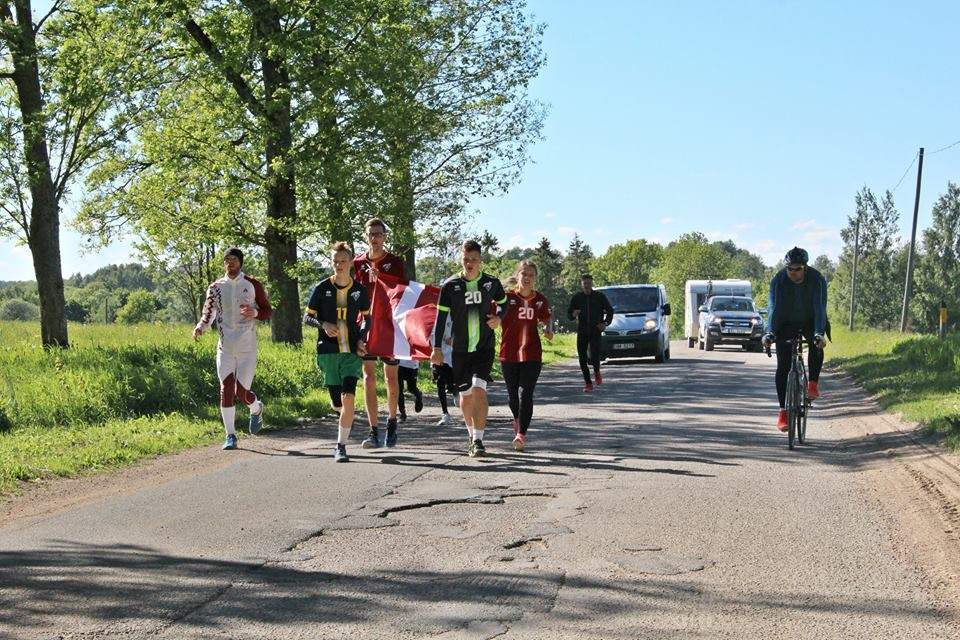 FOTO: Dinam Vecānam skrējienā apkārt Latvijai pievienojas Vaiņodes un Priekules sportisti