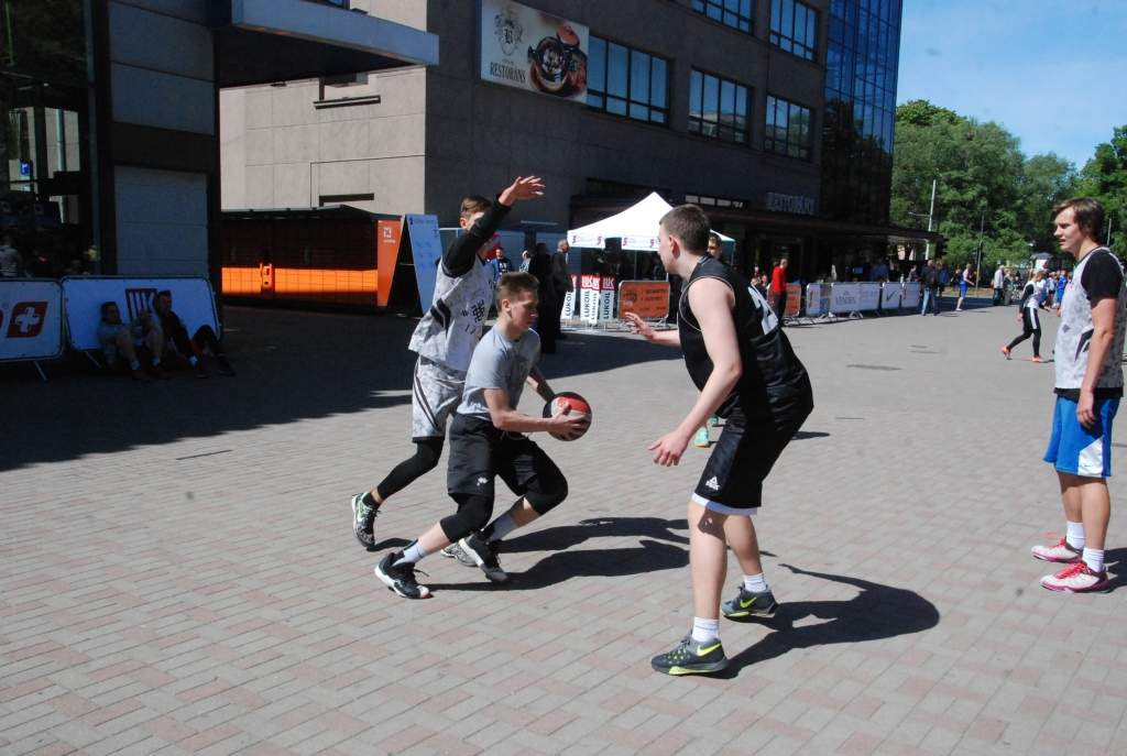 FOTO: Uzsāk Liepājas ielu basketbola čempionātu