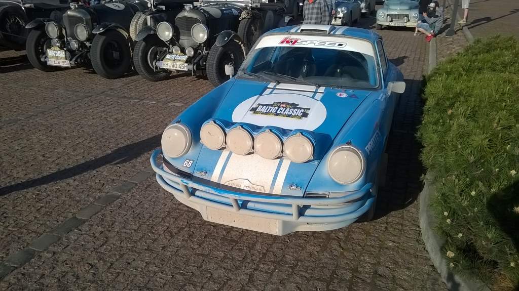 FOTO: Liepājā brauciena "Baltic Classic" laikā piestāj iespaidīgi spēkrati