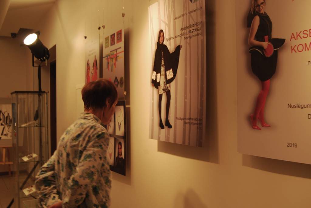 FOTO: Atklāj Bērnu Mākslas skolas audzēkņu diplomdarbu izstādi