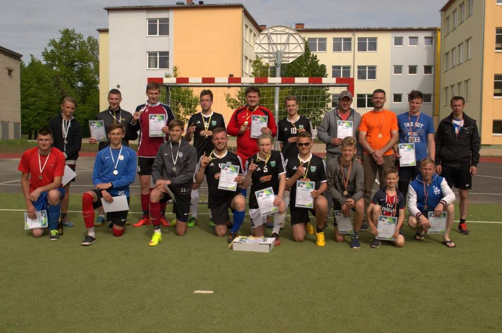 FOTO: Aizputes futbola turnīra finālā "Skrunda" sarūgtina "Cīravu"
