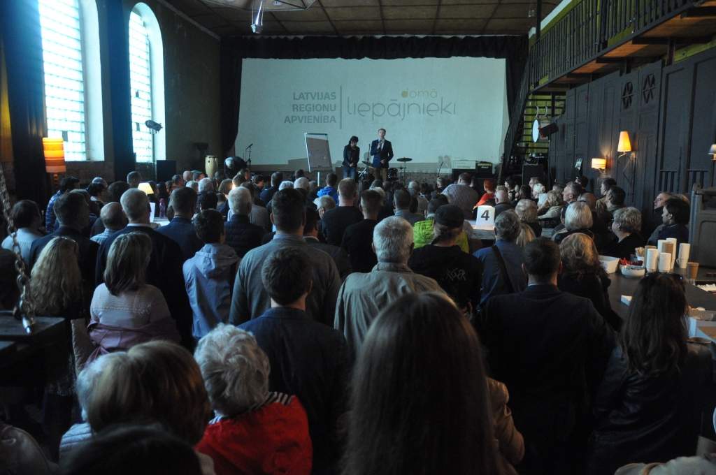 FOTO: Vilnīša komanda sasauc liepājniekus uz pēcvēlēšanu sapulci