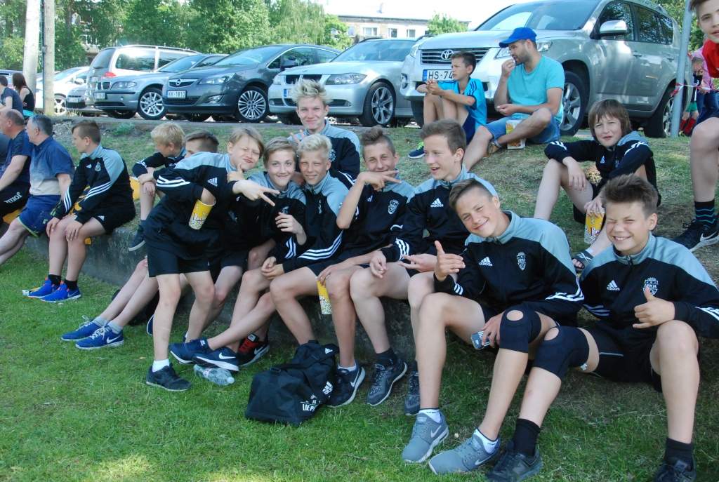 FOTO: 40 komandas dodas "Dobrecova kausa 2017" atklāšanas ceremonijā 