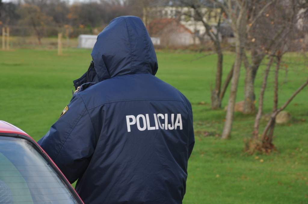 Noķer vīrieti, kurš savā datorā periodiski lejuplādē bērnu pornogrāfiju