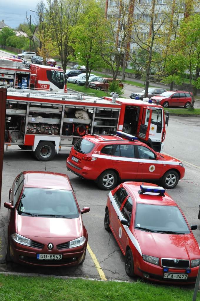 Glābšanas darbus Reiņu meža ielā apdraud novietotās automašīnas