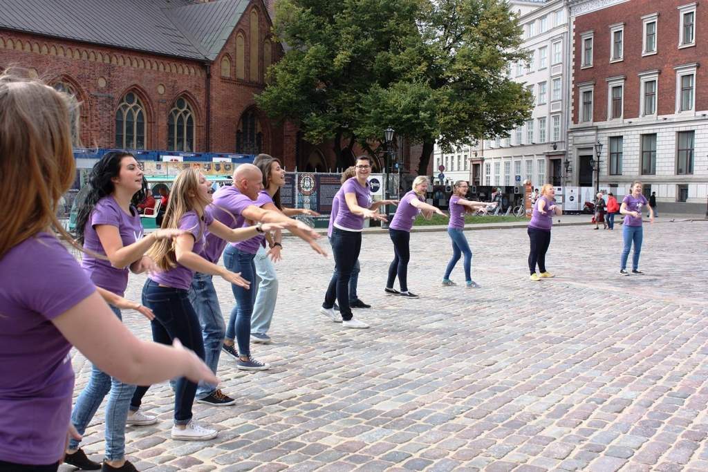 150 nedzirdīgu mākslinieku Liepājā pulcēsies uz koncertu