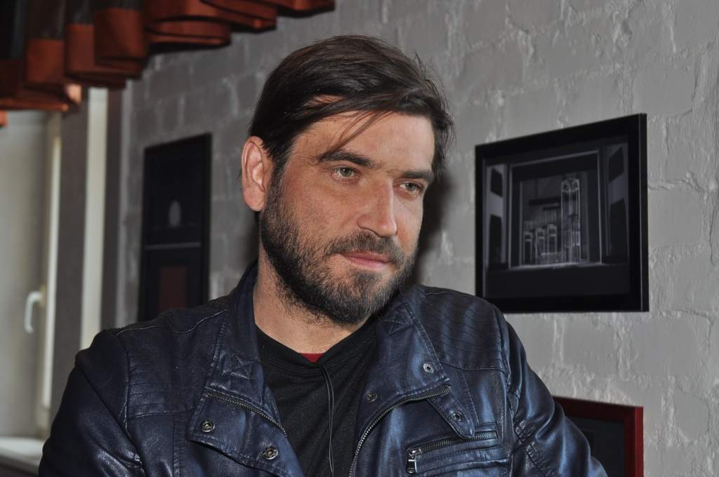 Cilvēks, kurš tamborē mākslu