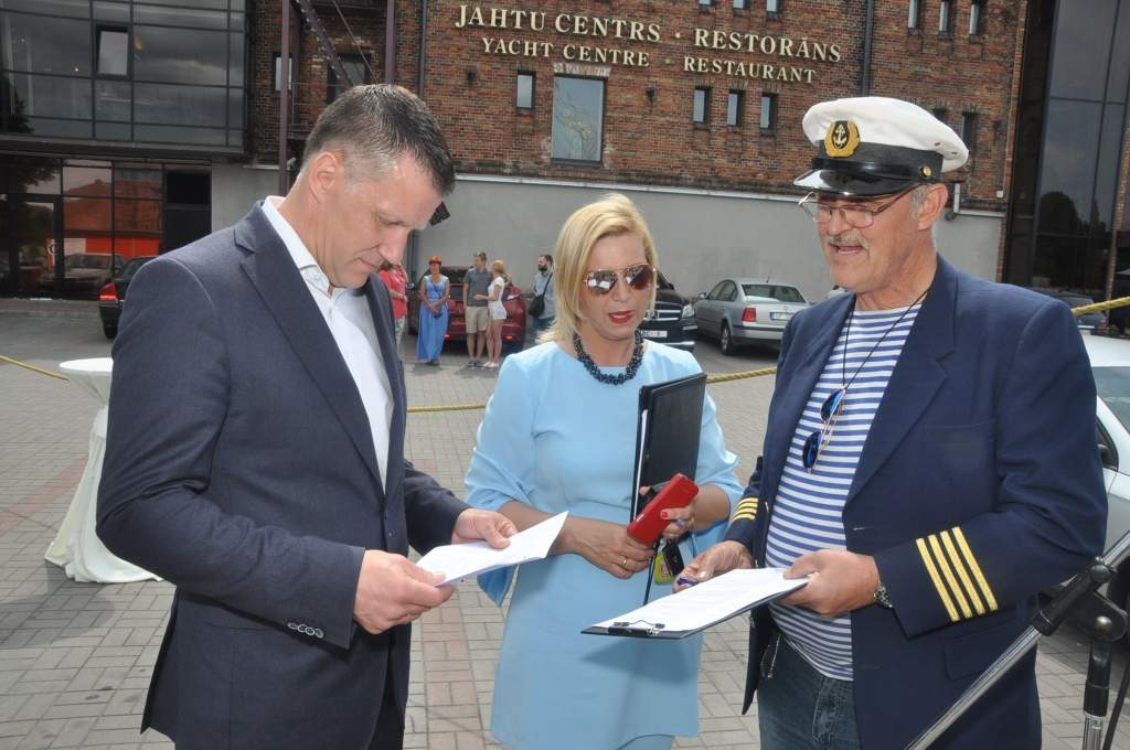 FOTO: Liepājas ostā sveic jauno loču kuģi ''Ausma''