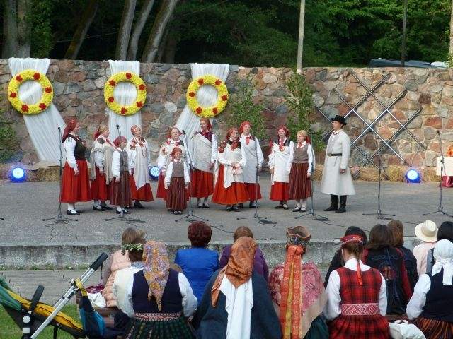 FOTO: Otaņķu etnogrāfiskais ansamblis piedalās Burdona festivālā