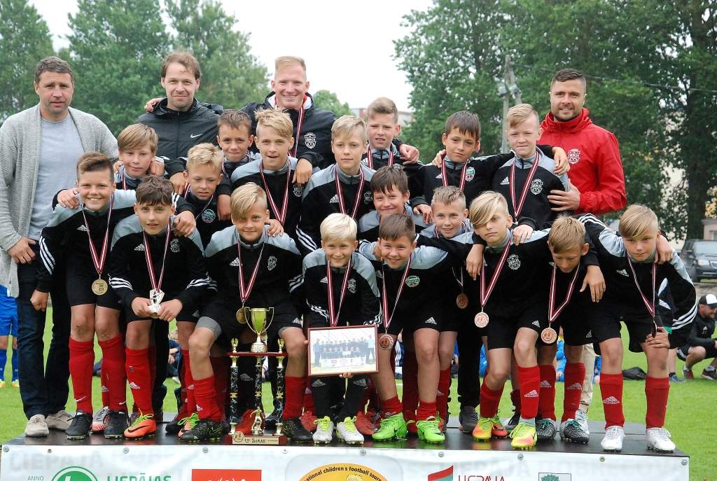 Par sevi neļauj smieties