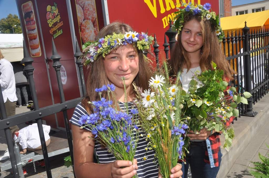 FOTO: Līgotāji Liepājas Pētertirgū pērk gardumus un bauda svētku noskaņu