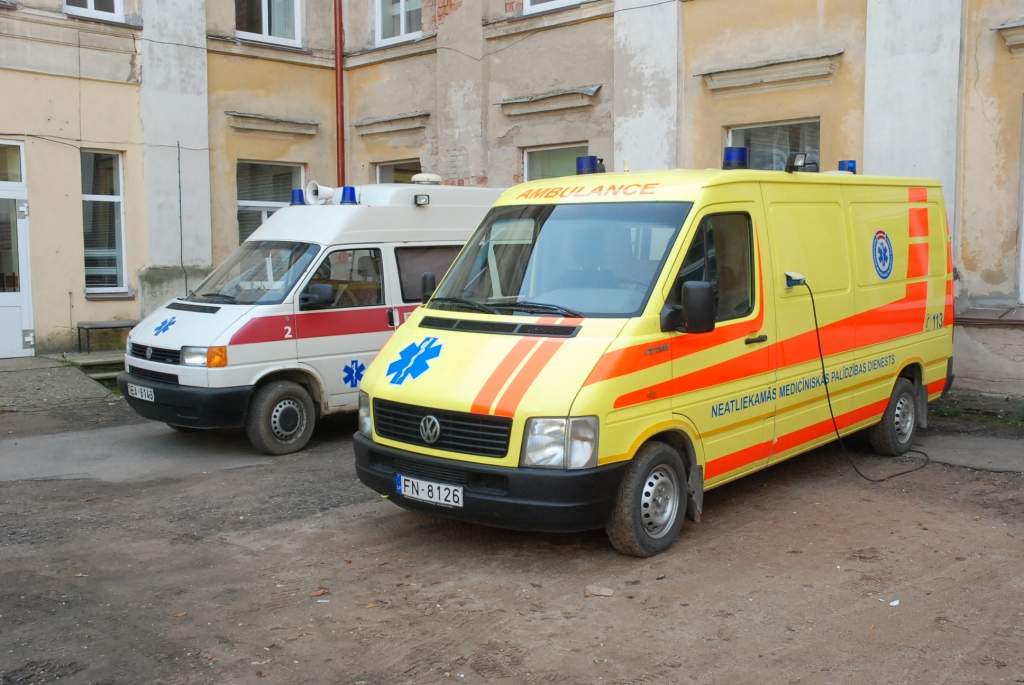 Liepājā konflikts beidzas ar dūrienu kaklā