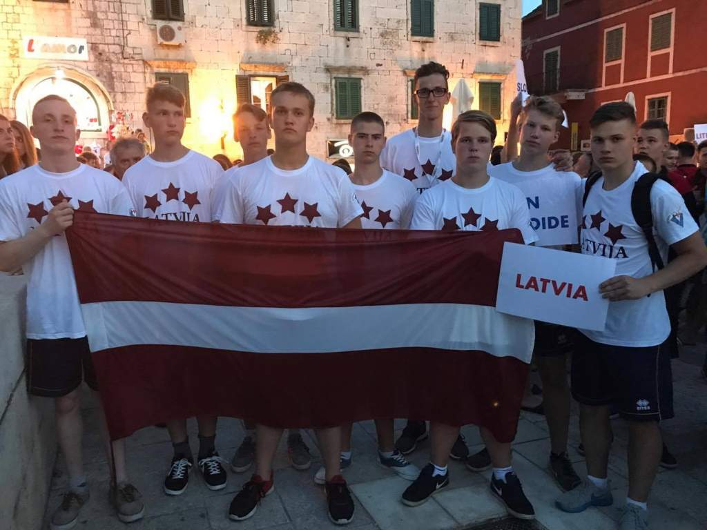 FOTO: "Vaiņodes" jaunie handbolisti Horvātijā izcīna astoto vietu