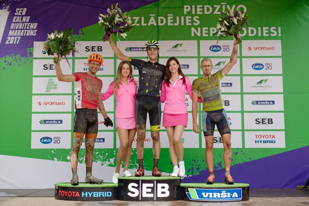 SEB MTB maratona Kuldīgas posmā dubļainajā trasē uzvaras svin Flaksis un Jaunslaviete