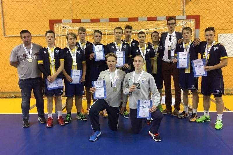 Vaiņodes novada handbolisti Latvijas Jaunatnes olimpiādē izcīna sudraba medaļas