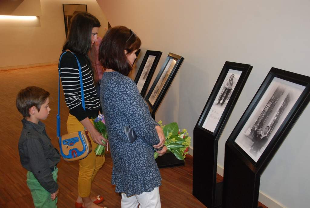 FOTO: Atklāj Irinas Tīres jubilejas fotoizstādi "Dzirdēt noklusēto"