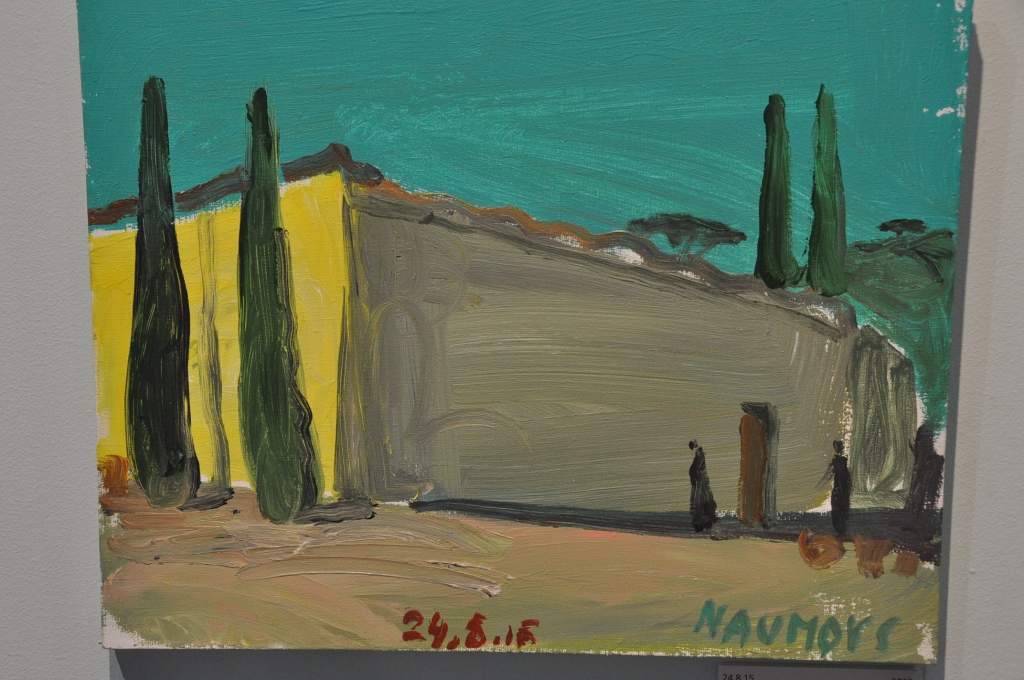 FOTO: Aleksejs Naumovs izstādes laikā uzdāvina Liepājas muzejam gleznu