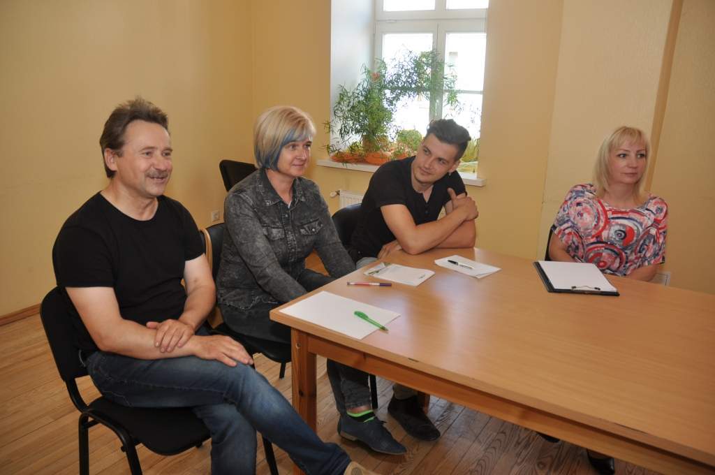 Deputāti sāk uzklausīt aizputniekus