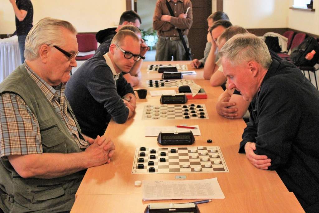 FOTO: Dunalkā pulcē dambretes zvaigznes