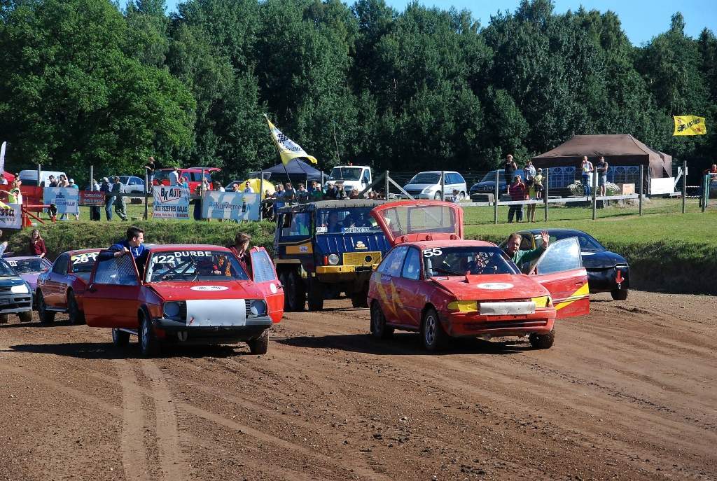 FOTO.VIDEO: Autosportisti Vecpils trasē dodas svinīgajā atklāšanas parādē