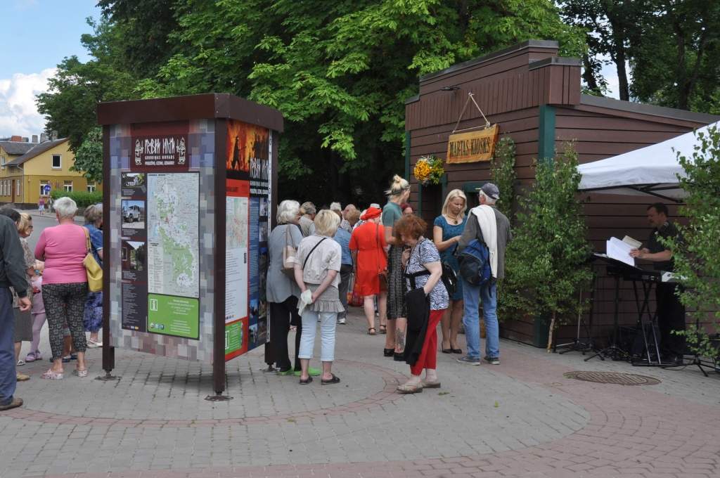 FOTO: Grobiņā svinīgi atklāj Martas kiosku