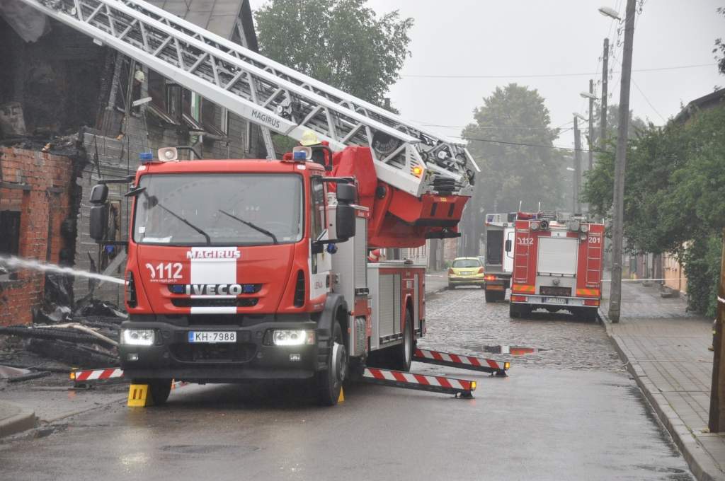    Liepājā nodeg māja; iedzīvotājus izglābj 