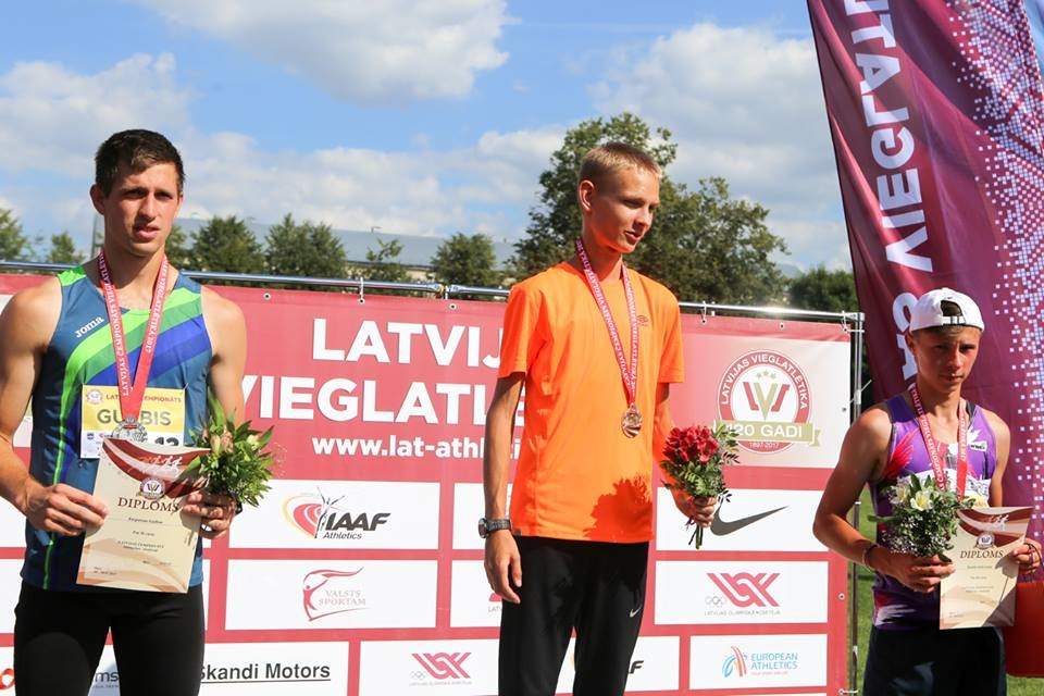 FOTO: Aizputes novada vieglatlēts Artūrs Niklāvs Medveds kļūst par Latvijas čempionu