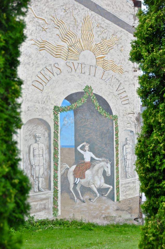 Top sienas zīmējums “Dievs, svētī Latviju!”