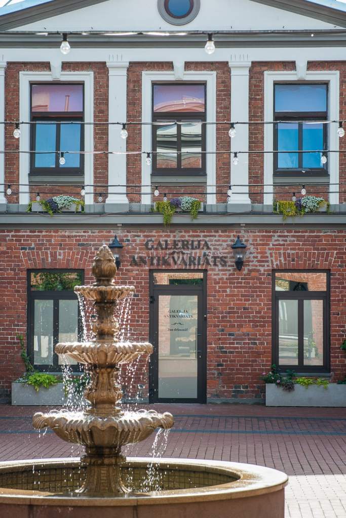 Liepājā atklāj jaunu mākslas galeriju; skatāma uzņēmēja Ivara Kesenfelda kolekcija