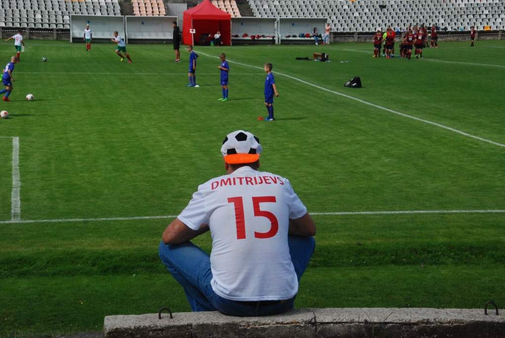 FOTO: Starptautiskā futbola turnīra "Dobrecova kauss" pirmā diena