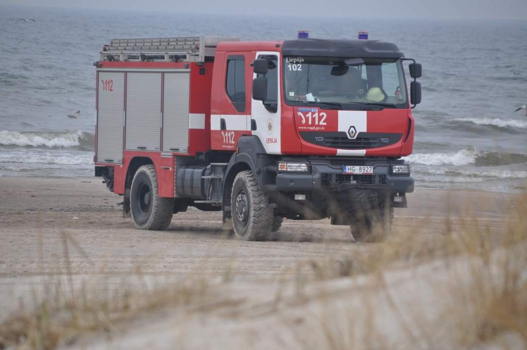 Pāvilostnieki izglābuši sievieti, kas pārāk tālu iepeldējusi jūrā