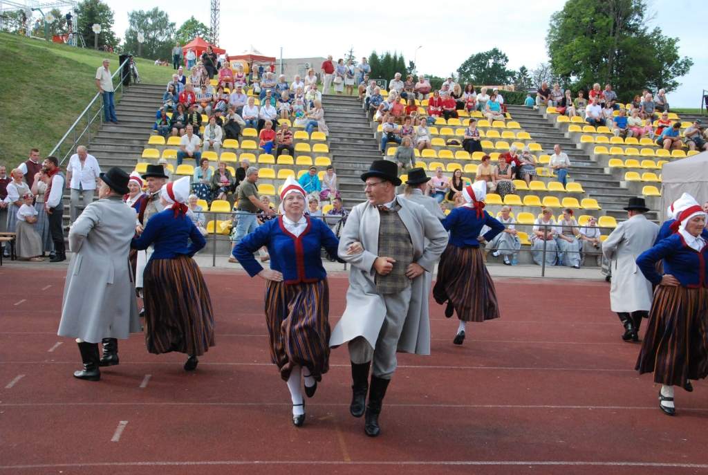 FOTO: Svin Aizputes pilsētas svētkus