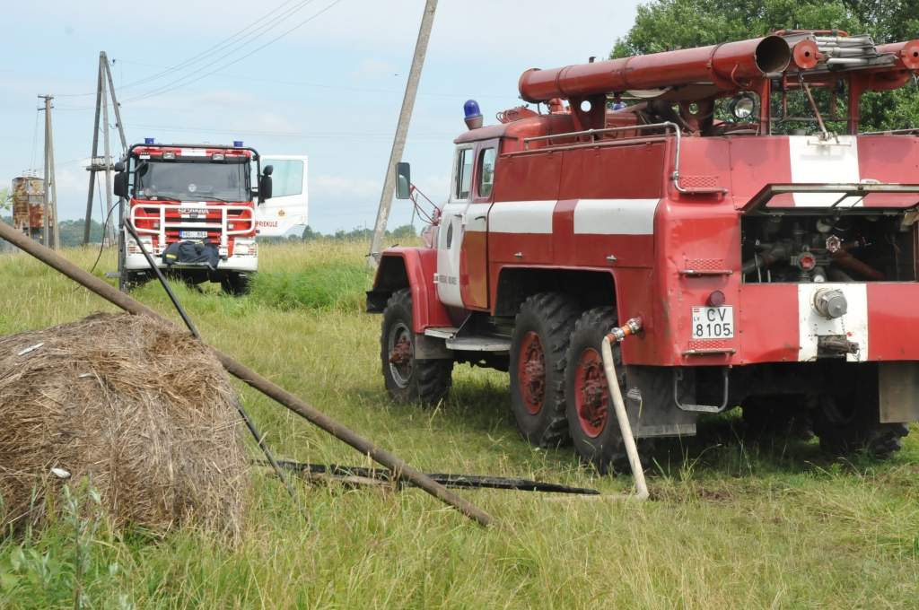 Priekulē deg zirgu treileris, Liepājā - atkritumi