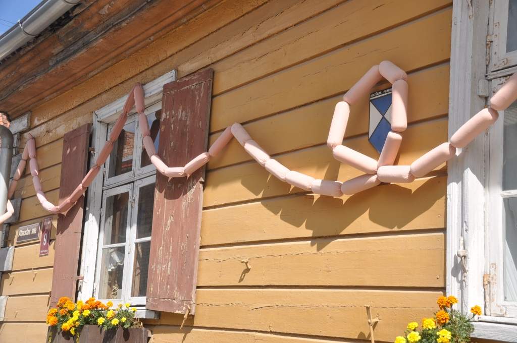 Desu māja provocē aizputniekus