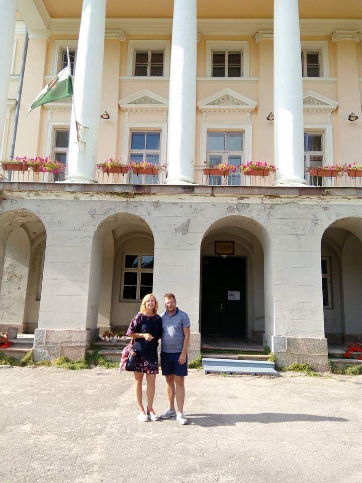 Brīvo laiku ziedo muižu apskatīšanai